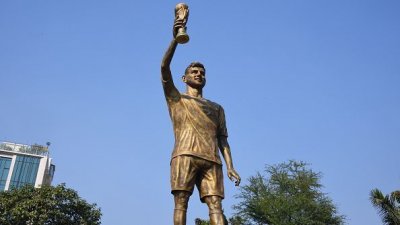 মেসির সেই ভাস্কর্য।