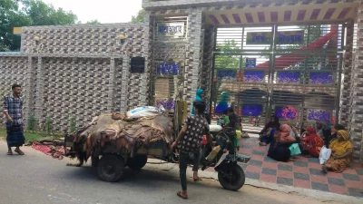 চট্টগ্রাম আড়তে চামড়া নিয়ে আসছেন মৌসুমি ব্যবসায়ীরা