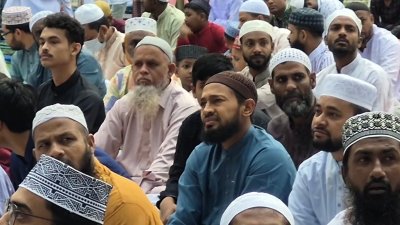 বগুড়ায় বাবার সঙ্গে ঈদের জামাতে ক্রিকেটার মুশফিকুর রহিম