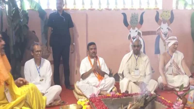 পশ্চিমবঙ্গের মুখ্যমন্ত্রী শুভেন্দু অধিকারী নদীয়া জেলায় অবস্থিত মায়াপুরের ইসকন মন্দিরে গিয়ে ঐতিহ্যবাহী গো-পূজা সম্পন্ন করেন । ছবি: এএনআই