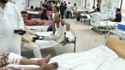 রাজধানীর পঙ্গু হাসপাতালে রোগী ও তাদের স্বজনেরা। ছবি: বাংলা ট্রিবিউন