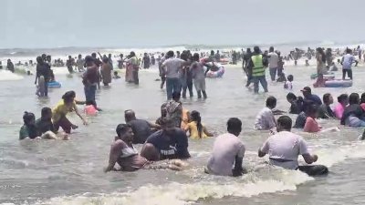 কক্সবাজার সমুদ্র সৈকতে পর্যটকদের ভিড়