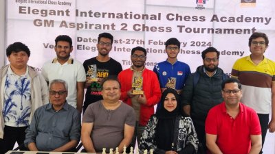 গ্র্যান্ডমাস্টার নিয়াজ মোর্শেদ ও সংগঠক মাহমুদা হক মলির সঙ্গে দাবাড়ুরা। ছবি: সংগৃহীত