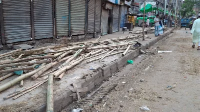 অবকাঠামোর সামগ্রী এখনও অপসারণ করা হয়নি। ছবি: প্রতিবেদক
