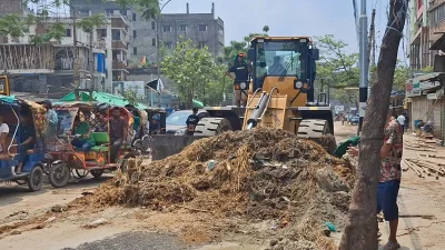 পশুর হাটে জমে থাকা বর্জ্য অপসারণ শুরু করেছে ঢাকা দক্ষিণ সিটি করপোরেশন। ছবি: বাংলা ট্রিবিউন