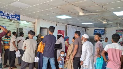 মিটফোর্ড হাসপাতালে রোগীদের ভিড়। ছবি: বাংলা ট্রিবিউন