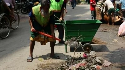 কোরবানির বর্জ্য অপসারণ করছেন পরিচ্ছন্নতাকর্মী। ফাইল ছবি