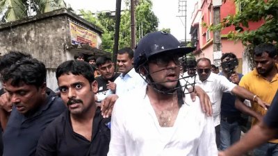 পশ্চিমবঙ্গের সোনপুরে ভোট-পরবর্তী সহিংসতার শিকার পরিবারের সদস্যদের সঙ্গে দেখা করতে গিয়ে হামলার মুখে পড়েছেন তৃণমূল কংগ্রেসের সাংসদ অভিষেক বন্দ্যোপাধ্যায়। ছবি: ইন্ডিয়া টুডে