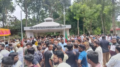 জিয়াউর রহমানের প্রথম সমাধিতে নেতাকর্মীরা