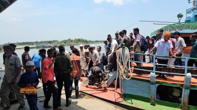 ঈদুল আজহা উদযাপন শেষে রাজধানী ও তার আশপাশের এলাকায় কর্মস্থলে ফিরতে শুরু করেছে লাখো মানুষ