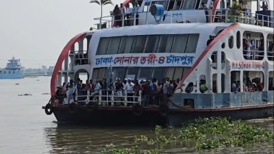 লঞ্চে ঢাকায় ফিরছেন মানুষ