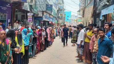 মানিকগঞ্জ সদর থানা ফটকের সামনে অবস্থান নিয়ে বিক্ষোভ করেন শতাধিক নারী-পুরুষ