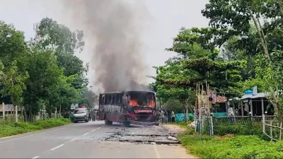 ধাক্কা দেওয়া বাসে আগুন