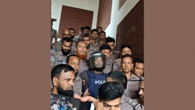 আদালতে নেওয়ার পথে পুলিশ হেফাজতে অভিযুক্ত সোহেল রানা