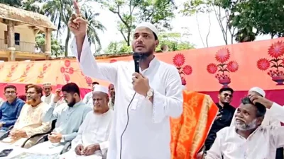 পটুয়াখালীর বাউফল উপজেলার সূর্য্যমনি ইউনিয়ন পরিষদের সামনে ঈদ পুনর্মিলনী অনুষ্ঠানে বক্তব্য দেন সংসদ সদস্য শফিকুল ইসলাম মাসুদ