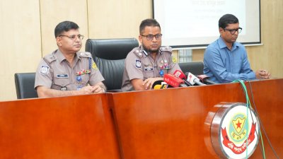 ডিএমপি মিডিয়া সেন্টারে আয়োজিত প্রেস ব্রিফিংয়ে বক্তব্য দেন অতিরিক্ত পুলিশ কমিশনার (ট্রাফিক) মো. আনিছুর রহমান। ছবি: বাংলা ট্রিবিউন