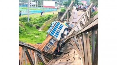 সেতুটি অতিরিক্ত বালুবাহী গাড়ির চাপে ভেঙে নিচে পড়ে গেছে