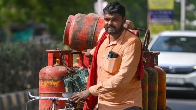 ভারতে গৃহস্থালি এলপিজি সিলিন্ডারের দাম আরও ২৯ রুপি বাড়ানো হয়েছে। ছবি: ইন্ডিয়া টুডে