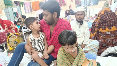 চট্টগ্রাম হাসপাতালের হাম ওয়ার্ডের ১২ নম্বর শয্যায় চিকিৎসা নিচ্ছে সাড়ে চার বছরের তাসফিয়া আকতার ও সাড়ে তিন বছরের আবির