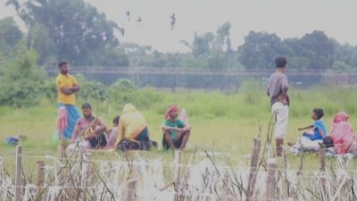 তিন দিন ধরে তারা দুই দেশের সীমান্তবর্তী শূন্যরেখায় অবস্থান করছেন