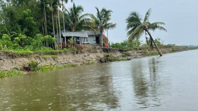 মেঘনা নদীর লক্ষ্মীপুরের রায়পুর অংশে ফের ভাঙন দেখা দিয়েছে