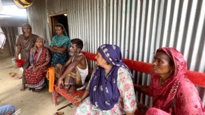 নাটোরের সিংড়ার মহেশচন্দ্রপুর গ্রামে সোহেল রানার বাড়িতে স্বজন ও প্রতিবেশীদের অবস্থান