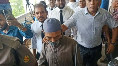 আদালতে রামিসার বাবা। ছবি: বাংলা ট্রিবিউন