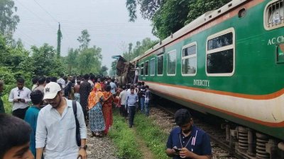 পাহাড়িকা এক্সপ্রেস ট্রেনের ধাক্কায় উল্টে গেছে বালুবাহী একটি ট্রাক