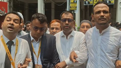 আদালত চত্বরে রাষ্ট্রপক্ষের আইনজীবীরা (ছবি: বাংলা ট্রিবিউন)
