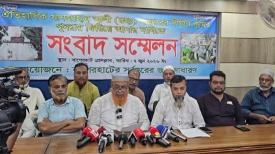 মাজারের কুমির ফেরত দেওয়ার দাবি খাদেমের সংবাদ সম্মেলন