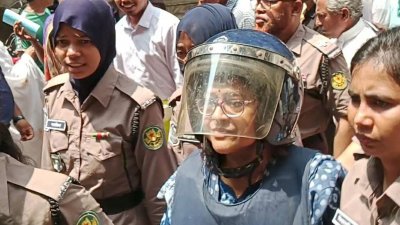 আদালত চত্বরে তুরিন আফরোজ (ছবি: বাংলা ট্রিবিউন)