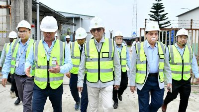 ‘ঢাকা এনভায়রনমেন্টালি সাসটেইনেবল ওয়াটার সাপ্লাই প্রকল্পের’ আওতায় নির্মিতব্য প্লান্ট পরিদর্শন করেন স্থানীয় সরকারমন্ত্রী মির্জা ফখরুল ইসলাম আলমগীর