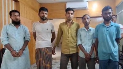 পাঁচজনকে গ্রেফতার করেছে পুলিশ