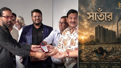 গোলাম রাব্বানী পুরস্কার হাতে তুলে নিচ্ছেন