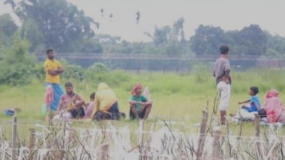 তিন দিন ধরে তারা দুই দেশের সীমান্তবর্তী শূন্যরেখায় অবস্থান করছেন