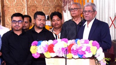 বাসাবোতে ধর্মরাজিক বৌদ্ধ মহাবিহারে বিশেষ প্রার্থনা অনুষ্ঠানে বক্তব্য রাখেন এলজিআরডিমন্ত্রী মির্জা ফখরুল ইসলাম আলমগীর। ছবি: বাংলা ট্রিবিউন