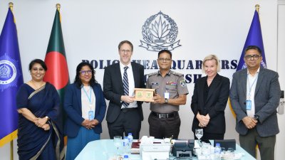 সাক্ষাতের সময় বাংলাদেশ পুলিশের ঊর্ধ্বতন কর্মকর্তারা উপস্থিত ছিলে