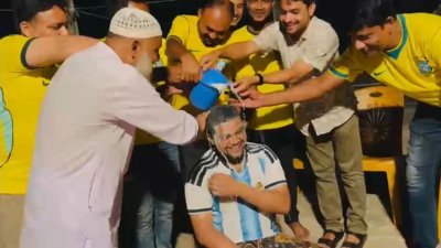 আর্জেন্টিনার সমর্থন ত্যাগ করে ১০ লিটার দুধ দিয়ে গোসলের মাধ্যমে ব্রাজিল সমর্থক গোষ্ঠীতে যোগ দিয়েছেন শিবু নামের এক ফুটবলপ্রেমী