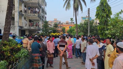 লাশ উদ্ধারের দিন সেখানে জড়ো হন স্থানীয়রা