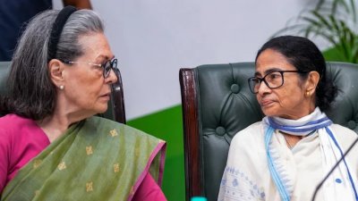 সোনিয়া গান্ধী ও মমতা বন্দ্যোপাধ্যায়। ছবি: পিটিআই