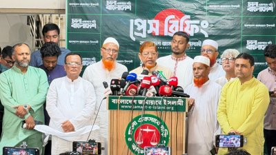 লিয়াজোঁ কমিটির বৈঠক শেষে সাংবাদিকদের ব্রিফিং করেন জোটের সমন্বয়ক ও বাংলাদেশ জামায়াতে ইসলামীর সহকারী সেক্রেটারি জেনারেল ড. হামিদুর রহমান আযাদ। ছবি: বাংলা ট্রিবিউন
