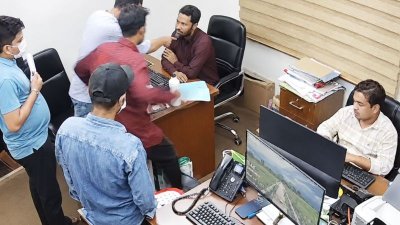 রাজধানীর মোহাম্মদপুরের লালমাটিয়া এলাকায় একটি ইন্টারনেট অফিসে ঢুকে হামলা ও লুটপাটের ঘটনা (সংগৃহীত ছবি)