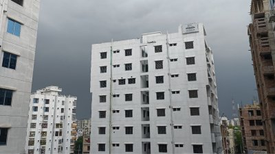 দুপুরেই কালো মেঘে ঢেকে গেছে রাজধানী ঢাকার আকাশ