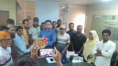 ক্যাপ পরিহিত সালাউদ্দিন শরীফকে পুলিশ খুঁজে না পেলেও তিনি ইউএনওকে ফুল দিয়ে বরণ করছেন