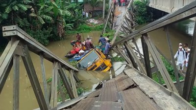 ব্রিজ ভেঙে খালে পড়া ট্রাক