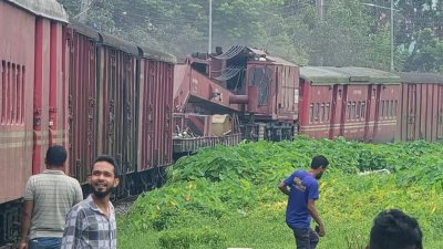 লাইনচ্যুত ট্রেন উদ্ধার করতে যাওয়া ট্রেনটিও লাইনচ্যুত হয়েছে
