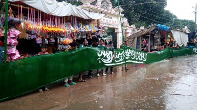 এবার ব্রাহ্মণবাড়িয়ার আখাউড়ায় দুধ দিয়ে গোসল করে ব্রাজিলের সমর্থন ছেড়ে সৌদি আরবের ফুটবল দলের সমর্থক হওয়ার ঘোষণা দিয়েছেন মিন্টু মিয়া নামের এক ফুটবলপ্রেমী