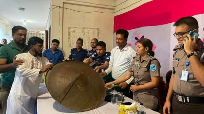 অস্ত্র জমা দিচ্ছে সংঘর্ষপ্রবণ এলাকার মানুষ