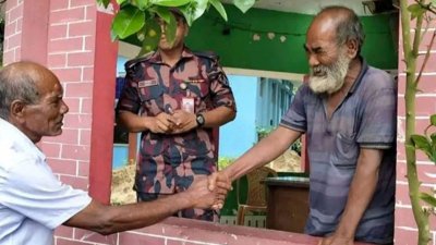 বকশীগঞ্জ থানায় বড় ভাই ভবানী বর্মনকে দেখে কান্নায় ভেঙে পড়েন ষষ্ঠী বর্মন