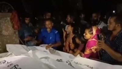 মরদেহের কাছে স্বজন ও অন্যরা